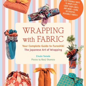 Puede incluir: Un libro titulado Wrapping with Fabric: Your Complete Guide to Furoshiki The Japanese Art of Wrapping por Etsuko Yamada. La portada muestra varios objetos envueltos en telas coloridas con patrones, con un círculo naranja sobre usos ecológicos.