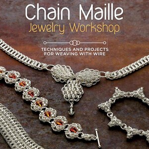 Könnte beinhalten: Eine Sammlung von Kettenmaille-Schmuck, darunter eine Halskette, ein Armband und ein Armband mit Knebelverschluss. Der Schmuck ist silberfarben und weist aufwendige Webmuster auf. Das Bild enthält auch den Text "Chain Maille Jewelry Workshop".