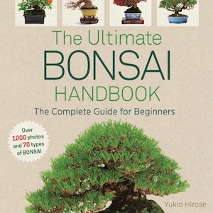 Puede incluir: The Ultimate Bonsai Handbook: The Complete Guide for Beginners por Yukio Hirose. La portada del libro muestra cuatro bonsáis pequeños en la parte superior y un gran bonsái de pino verde en una maceta rectangular roja abajo, con texto sobre 1000 fotos.
