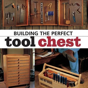 Op de afbeelding: Een houten gereedschapskist met meerdere compartimenten, met een verscheidenheid aan handgereedschap. De afbeelding bevat een kast met laden en een houten gereedschapskist met gereedschap. De tekst "BUILDING THE PERFECT tool chest" wordt weergegeven.