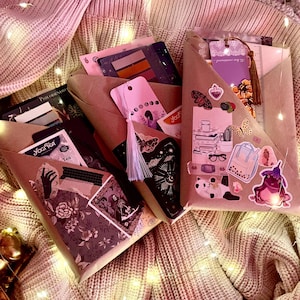 Encontro às Cegas com um Livro | Livro de Mistério Personalizado em Inglês + Artigos de Papelaria | Presente Surpresa Literário Personalizado | Presente para Leitores