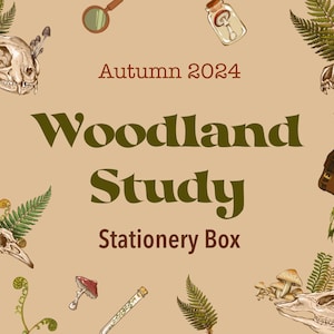 Könnte beinhalten: Beigefarbener Hintergrund mit den Worten "Woodland Study Stationery Box" in Dunkelgrün. Das Bild zeigt Illustrationen von Pilzen, Tierschädeln, Farnen und anderen Waldelementen. Der Text "Autumn 2024" ist ebenfalls vorhanden.
