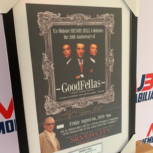 Cartel del 20 aniversario de GOODFELLAS firmado por el Gángster Original Henry Hill, marco mate con placa de oro y COA