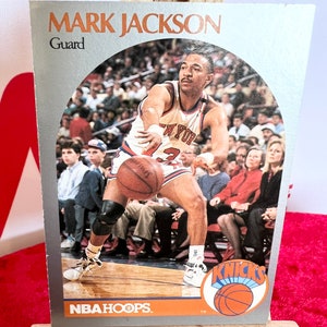 Mark Jackson 1990-91 NBA Hoops #205 Menendez Brothers seduto a bordo campo