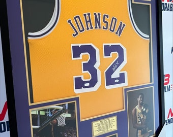 Magic Johnson firmó una camiseta auténtica de Los Lakers enmarcada con autenticación JSA