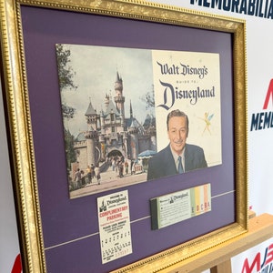 1958 Walt Disney&#39;s Guide to Disneyland Custom gerahmtes Buch mit Vintage Parkpass & Vintage Ticketbuch