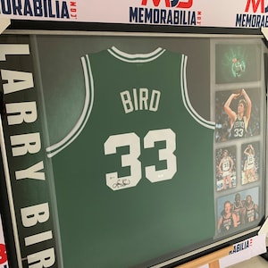 Larry Bird assinou com moldura personalizada da camisa do Boston Celtics (Beckett COA)