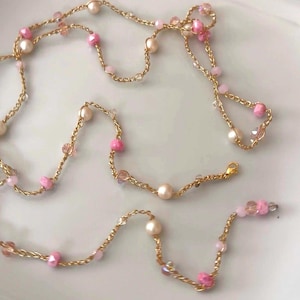 Långt rosa virkat halsband med guldkedja | 140 cm | Mångsidigt halsband i flera former | Eleganta och bohemiska handgjorda smycken