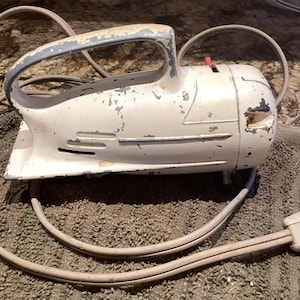 Vintage White Hand Mixer with Atomic Wings or Fins, 1940s Rocket Shaped Steel Mixer, Deco Hand Mixer, Depression Era Kitchen, WORKS