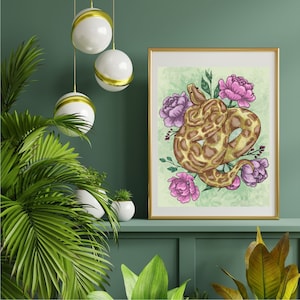 Op de afbeelding: Een digitale illustratie van een slang die om roze bloemen gewikkeld is op een groene achtergrond. De slang is bruin en geel met een lichtbruin patroon. De bloemen zijn roze met witte centra.