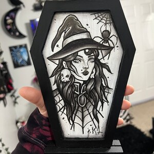 BRUJERÍA Cuadro en forma de ataúd de 10”