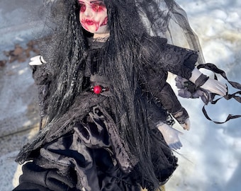 Muñeca de terror de porcelana de roble VIUDA NEGRA