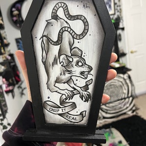 CREEP IT REAL Cuadro en forma de ataúd de 10”