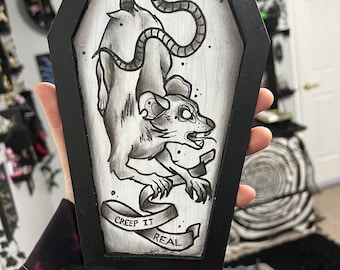 CREEP IT REAL Cuadro en forma de ataúd de 10”