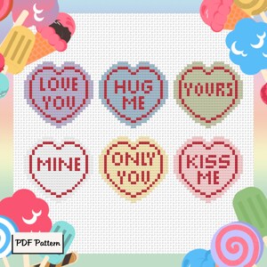 Peut inclure: Un motif de point de croix représentant six bonbons en forme de cœur avec des phrases telles que « LOVE YOU » et « KISS ME ». Les bonbons sont de différentes couleurs, dont le violet, le bleu et le rose, avec du texte rouge. Le fond est blanc avec un motif quadrillé, et l'image comprend des bonbons et de la crème glacée.
