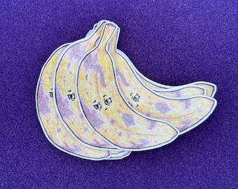 以下が含まれることがあります： 顔の描かれたバナナの束の手描きイラスト。バナナは黄色で茶色の斑点があり、それぞれに小さく悲しい顔が描かれています。背景は無地の紫です。