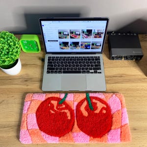 Kirschfarbener karierter Tufted Tastatur Teppich - Handgefertigte Pinke Punch Needle Schreibtischmatte und Bürodeko
