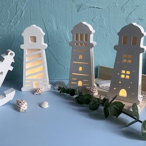 Puede incluir: Una taza de cerámica blanca con un asa negra y el texto "But First, Coffee" en negro, con una fuente de estilo manuscrito. La taza está sobre una superficie blanca.