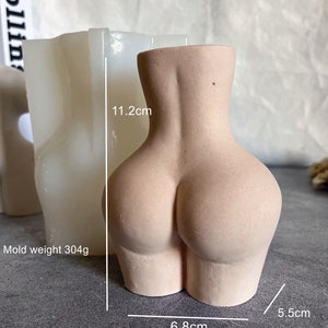 Puede incluir: Un molde de silicona para hacer una escultura de hormigón de un torso humano. El molde mide 11,2 cm de alto, 6,8 cm de ancho y 5,5 cm de profundidad. Peso del molde 304g.