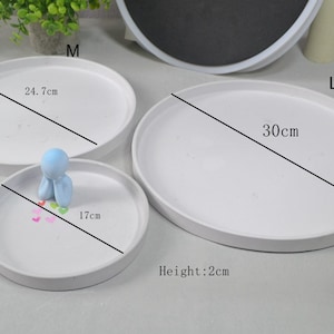Pu&ograve; includere: Tre vassoi in ceramica bianca di diverse dimensioni, etichettati S, M ed L. I vassoi hanno un diametro di 17 cm, 24,7 cm e 30 cm, rispettivamente. L'altezza di ogni vassoio &egrave; di 2 cm.