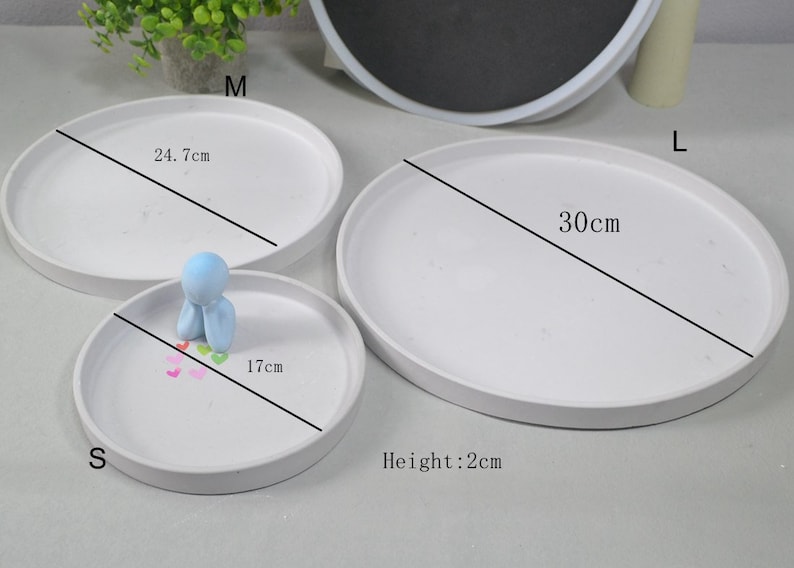Pu&ograve; includere: Tre vassoi in ceramica bianca di diverse dimensioni, etichettati S, M ed L. I vassoi hanno un diametro di 17 cm, 24,7 cm e 30 cm, rispettivamente. L'altezza di ogni vassoio &egrave; di 2 cm.