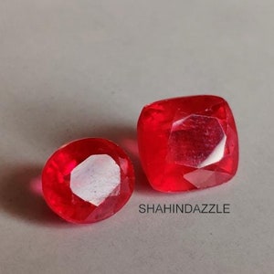 Ruby-imitatie-edelstenen, gefacetteerd ovaal en stralend geslepen, lot van 23 kt