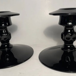 Vintage Cambridge Glas Paar schwarze Amethyst Glas Kerzenständer Halter mit Dimpled Kugel Stiel