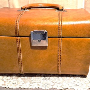 70s Vanity Case Toiletry Bag, vintage retro fashion accessory in brown vinyl, POP style. Item sold empty, second-hand.