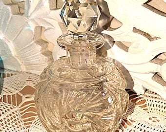 Frasco de perfume antiguo de cristal francés, década de 1920, cristal tallado, estilo shabby chic, decoración de baño Art Nouveau. Artículo de segunda mano.