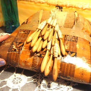 Patrón de encaje provenzal francés del siglo XIX, hecho a mano, pieza de coleccionista, para manualidades, con su tarjeta y bobinas originales. Artículo de segunda mano.