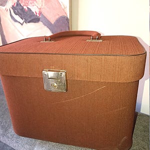 70s Vanity Case Toiletry Bag, vintage retro fashion accessory in brown velvet vinyl, POP style. Item sold empty, second-hand.