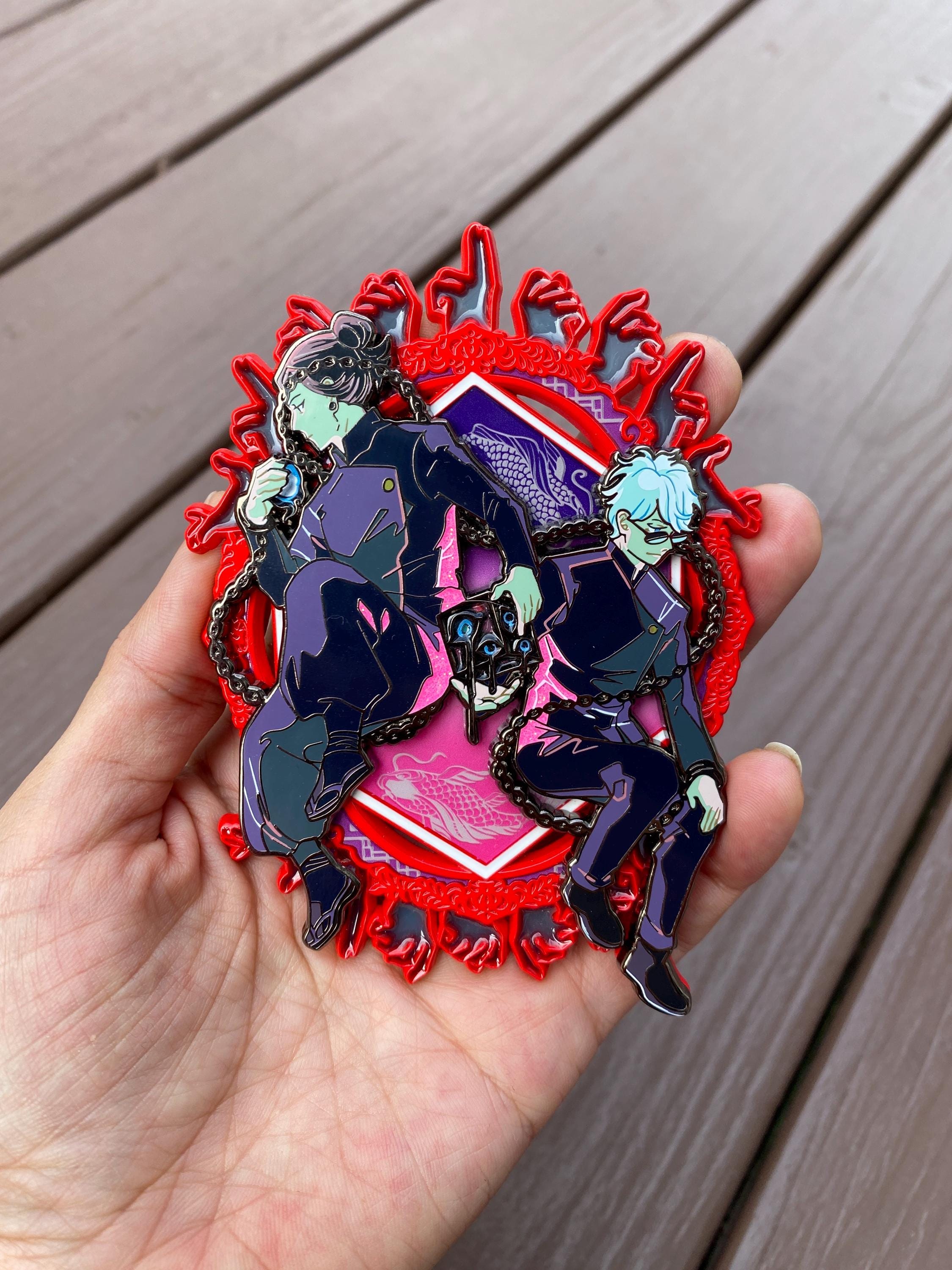 Spilla Smaltata Jujutsu Kaisen Gojo Satoru Con Occhio Blu - Spilla In Metallo Unisex, 5.5 Cm, Regalo Anime