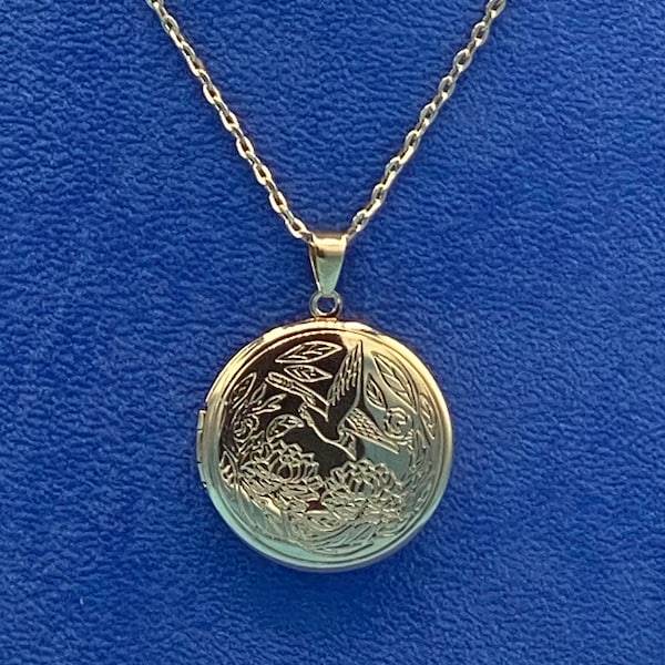 Large Pale Yellow Round Photo Locket With Detailed Engraved Crane & Flowers Design with Pale Gold Necklace.