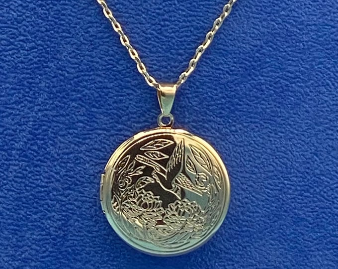 Large Pale Yellow Round Photo Locket With Detailed Engraved Crane & Flowers Design with Pale Gold Necklace.