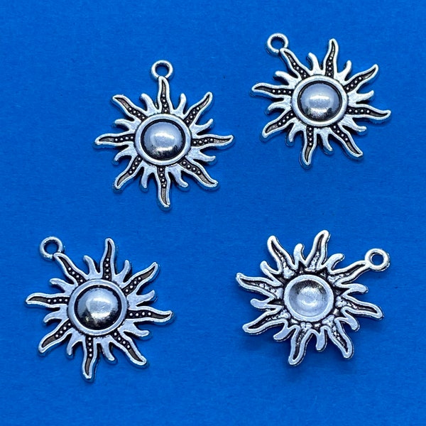 Symbole de soleil en argent de style traditionnel avec pendentif à breloques solaires ~ Ensemble de quatre
