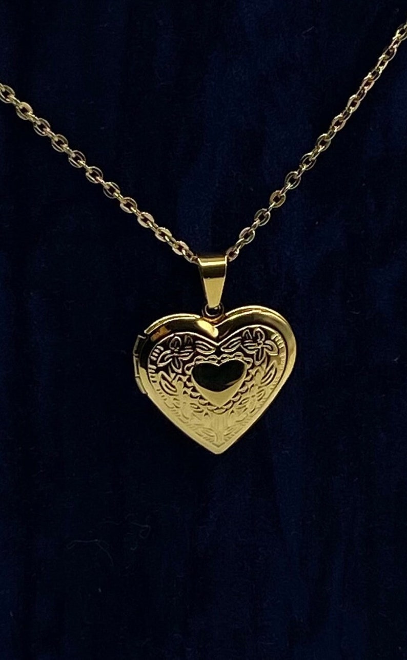 Vintage Style Jewelry, Retro Jewelry     Gold Heart Shaped Photo Locket with Floral Pattern Edge complete with Gold Necklace.  AT vintagedancer.com
