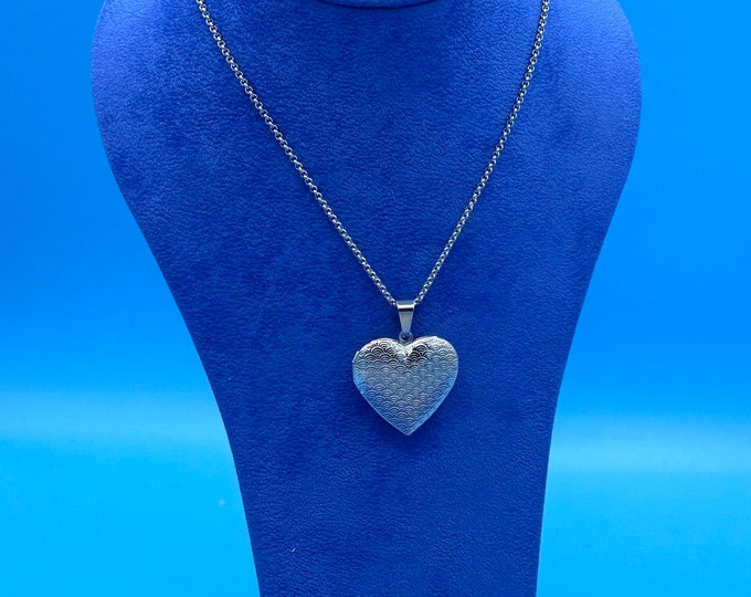 Stainless Steel Heart Shaped Photo Locket Art Deco Wave Engraved Pattern with Silver Necklace.