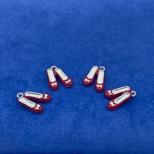 Ruby Slippers Berlocker: Trollkarlen från Oz Röda Skohängen - Set om fyra