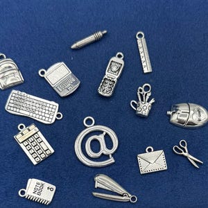 Silber Arbeit, Schule und Büro Artikel Charme und Anhänger ~ Set von vierzehn
