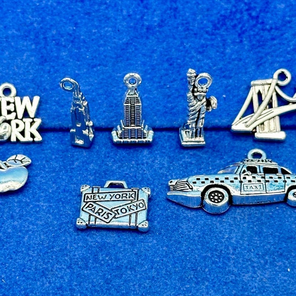 Charms et pendentifs emblématiques en argent pour monuments et bâtiments de New York, États-Unis - Ensemble de huit