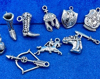 Pendentifs argentés pour armures et bottes de chevaliers médiévaux - Lot de dix