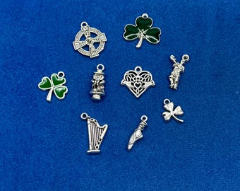 Set di nove ciondoli e pendenti iconici irlandesi, dedicati all'Irlanda e a San Patrizio, in argento.