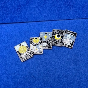 Esmalte blanco, negro y de colores sobre oro, juego de adivinación de cartas de tarot de estilo moderno, colgantes con dijes, juego de cinco