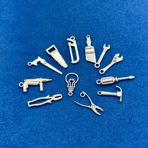 Zilveren gereedschapsset-bedels: timmerman, bouwer, doe-het-zelfhangers (set van twaalf)