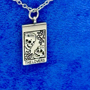 Tarot en argent Carte de tarot stylisée Les amoureux, collier et chaîne avec pendentif révélateur de bonne aventure