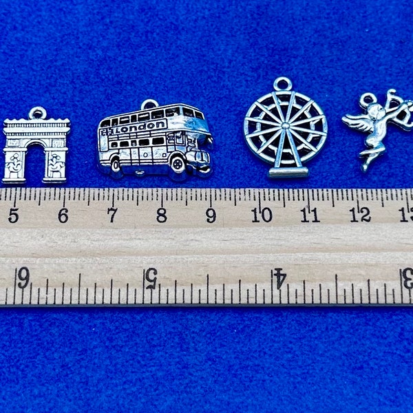 Charms et pendentifs emblématiques en argent pour monuments et bâtiments de Londres - Lot de dix