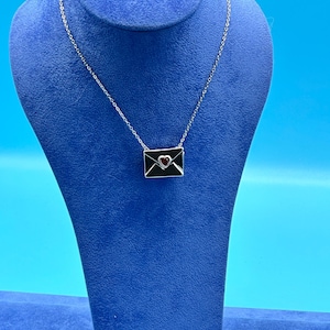 Mini carte postale « Je t'aime » en argent dans une enveloppe avec pendentif en zircone cubique