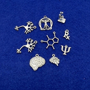 Set di nove ciondoli in argento dedicati a psicologia, neurologia e neuroscienze.