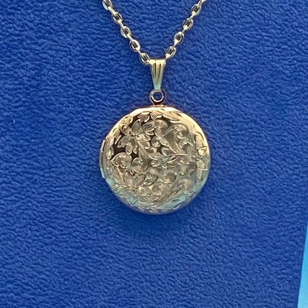 Pale Gold Plated Round Photo Locket With Detailed Engraved Modern Floral Design with Pale Gold Necklace.