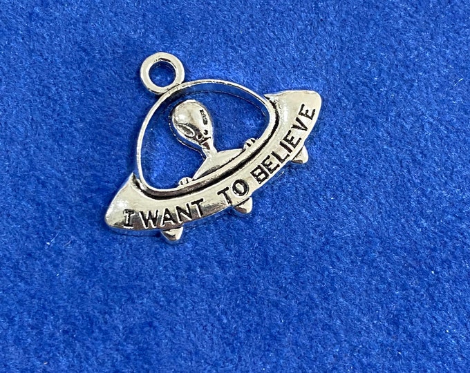 Large Silver UFO I Want to Believe Flying Saucer with Alien Space Charm Pendants  ~ Set of Ten
